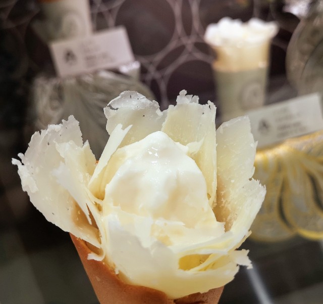 青山フロマージュ大丸東京店 ラスパドゥーラのソフトクリーム