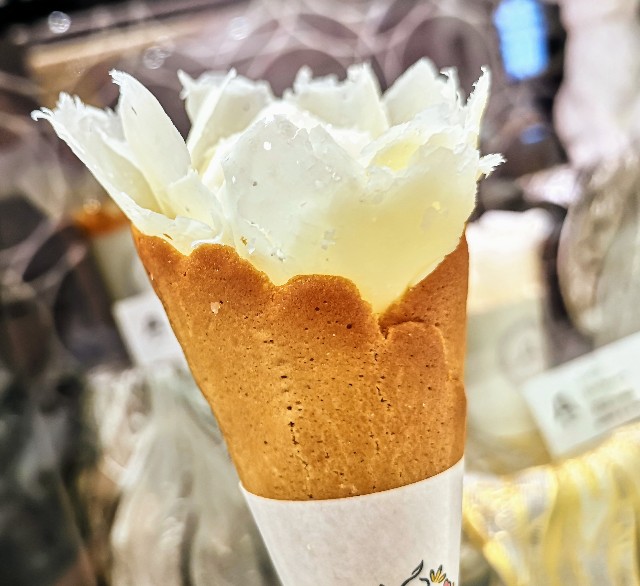 青山フロマージュ大丸東京店 ラスパドゥーラのソフトクリーム