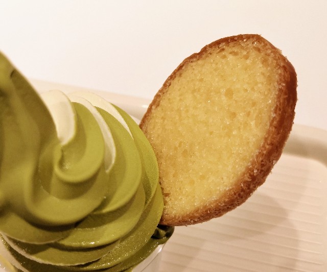 ガトーフェス ハラダ グランスタ東京店 ソフトクリーム・デ・ロワに添えられたガトーラスク