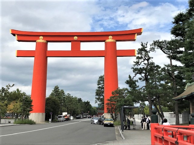 京都の秋の空の下、平安神宮前「平安蚤の市」にお宝を探しに出かけよう