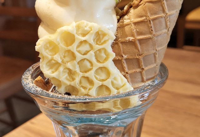goodspoon Cheese Sweets & Cheese Brunch 上野店 生チーズソフトクリームパフェの穴あきチーズ風チョコレート