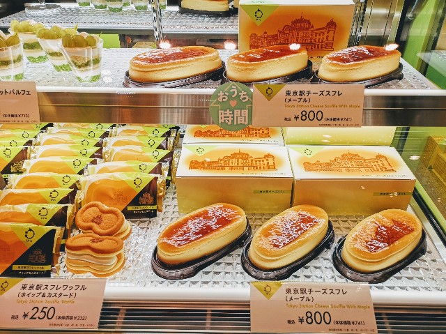 Uraグランスタ東京店・ショーケースのチーズスフレとスフレワッフル