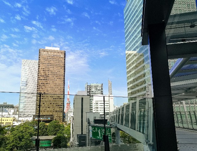 東京都・東京ポートシティー竹芝から浜松町駅への歩行者デッキからの眺め
