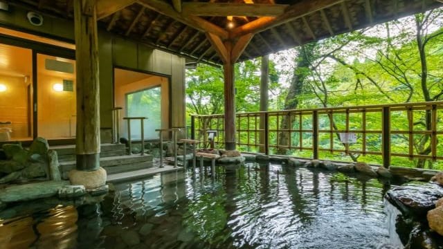 １５の湯船が連なる露天風呂で温泉三昧 山中温泉 湯畑の宿 花つばき 石川 加賀市 Tabizine 人生に旅心を