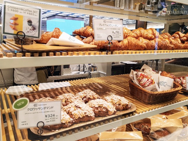 東京都・グランスタ東京「カーリーズ クロワッサン トウキョウ ベイク スタンド」ショーケースのクロワッサン