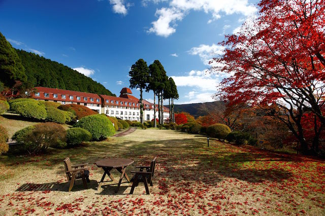山のホテルと庭園の紅葉　
