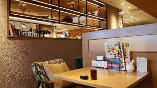 東京都・三鷹市「むさしの森珈琲 三鷹牟礼店」店内