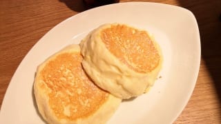 東京都・三鷹市「むさしの森珈琲 三鷹牟礼店」の「“むさしの森珈琲特製”ふわっとろパンケーキ(蜂蜜入りメイプルシロップ付き)」