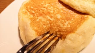 東京都・三鷹市「むさしの森珈琲 三鷹牟礼店」の「“むさしの森珈琲特製”ふわっとろパンケーキ(蜂蜜入りメイプルシロップ付き)」2