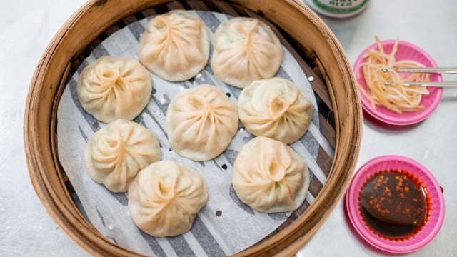 【世界ひとり飯３８】台北の夜市で、地元の人が舌鼓を打つ小籠包をビールと