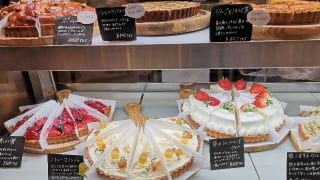 東京・阿佐ヶ谷「ハチカフェ阿佐ヶ谷店」ショーケースのタルト
