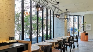 東京・新橋「CHAYA 1899 TOKYO」縁側をイメージした店内