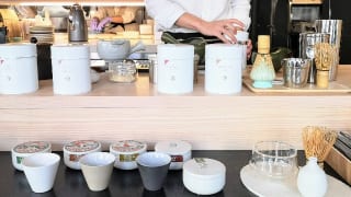 東京・新橋「CHAYA 1899 TOKYO」日本茶ラテを淹れる様子