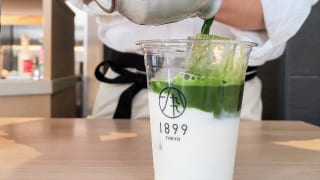 東京・新橋「CHAYA 1899 TOKYO」濃茶ラテ5gを淹れている様子