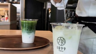 東京・新橋「CHAYA 1899 TOKYO」深蒸し煎茶ラテ淹れている様子
