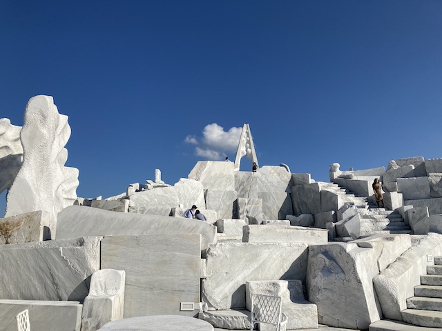 SNS映えで話題！真っ白な大理石の彫刻庭園「未来心の丘」と豪華な建築 