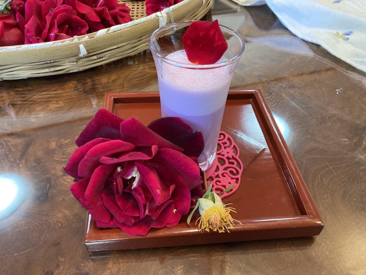 色の変わるお茶 ピンクのスムージー 無農薬の食用バラが味わえる農園 マチモト 広島県福山市 Tabizine 人生に旅心を