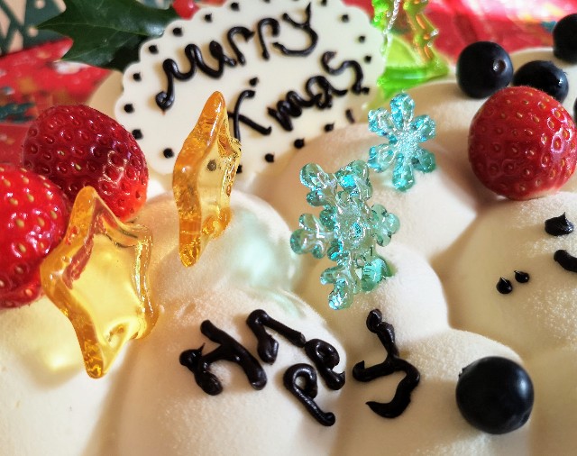 東京・小田急ホテルセンチュリータワー内サザンタワーダイニングのクリスマスケーキ「Pleasant（プレザント）」飴飾り