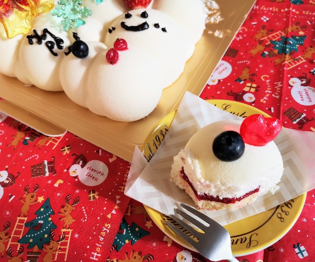 東京・小田急ホテルセンチュリータワー内サザンタワーダイニングのクリスマスケーキ「Pleasant（プレザント）」デコレーション