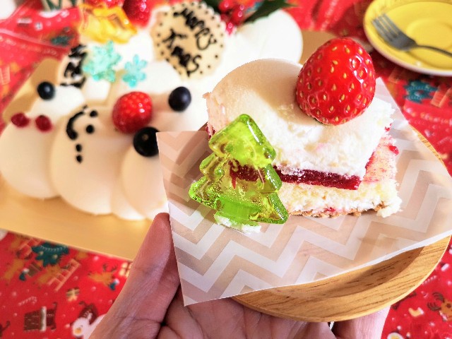 東京・小田急ホテルセンチュリータワー内サザンタワーダイニングのクリスマスケーキ「Pleasant（プレザント）」ツリーの飴飾りでデコレーション