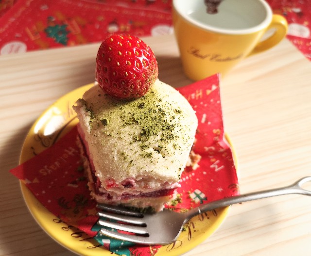 東京・小田急ホテルセンチュリータワー内サザンタワーダイニングのクリスマスケーキ「Pleasant（プレザント）」アレンジ（抹茶パウダー）