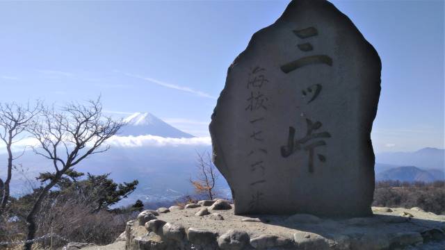 山頂石碑越し富士山