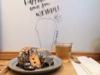 東京・町田マルイ・チーズケーキ専門店「ルーシー&モニカ」黒ゴマのレアとベイクドのチーズケーキ（イートイン仕様）とカウンター