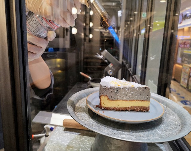 東京・町田マルイ・チーズケーキ専門店「ルーシー&モニカ」黒ゴマのレアとベイクドのチーズケーキを炙る様子