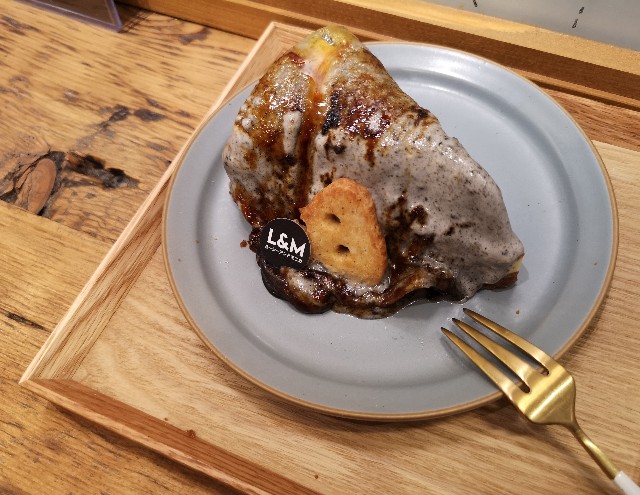 東京・町田マルイ・チーズケーキ専門店「ルーシー&モニカ」黒ゴマのレアとベイクドのチーズケーキ（イートイン仕様）上から