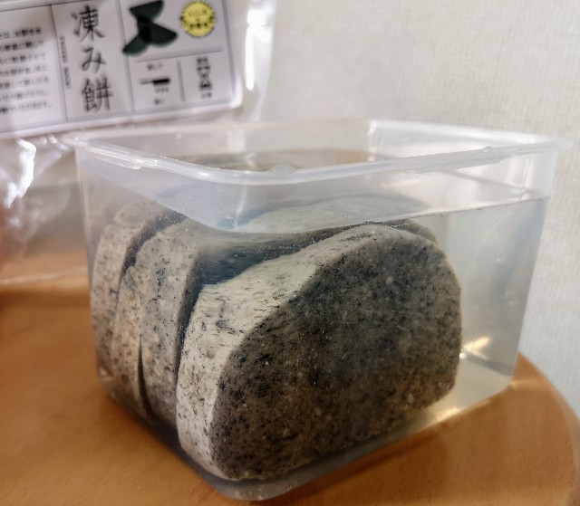 福島県・ふくしまみらいチャレンジプロジェクト「ふくしまの常備食」凍み餅（浸し中）