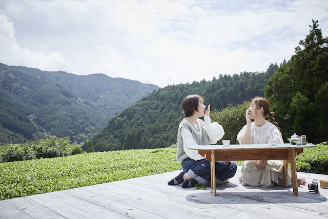茶畑のど真ん中でお茶を満喫！静岡の密にならない絶景カフェ「茶の間」