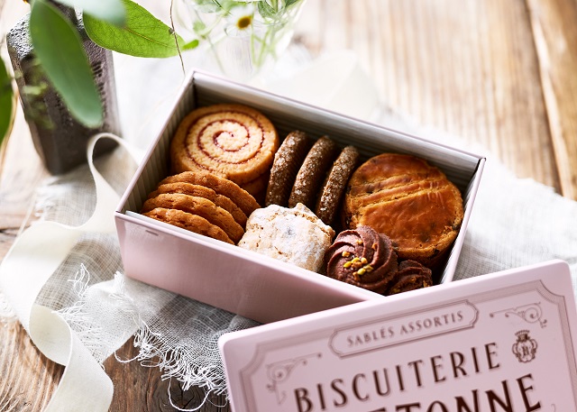 毎年完売 ブルトンヌから新たな限定クッキーが入った ピンク缶 が登場 Tabizine 人生に旅心を
