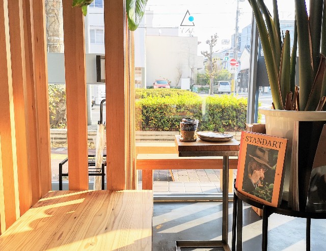 奈良県・奈良市カフェ「ANY B&B + COFFEE」窓際の席