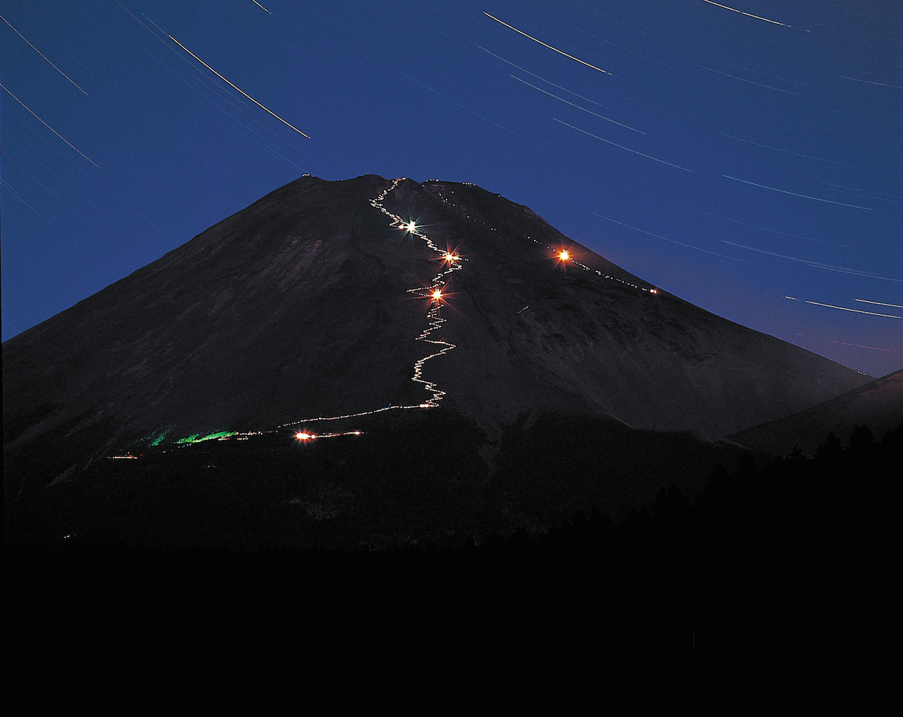 富士登山者の光跡