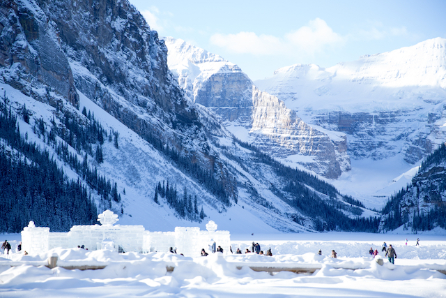 世界冬の絶景 カナダのレイク ルイーズで氷の彫刻が作り出す神秘的な世界 Tabizine 人生に旅心を