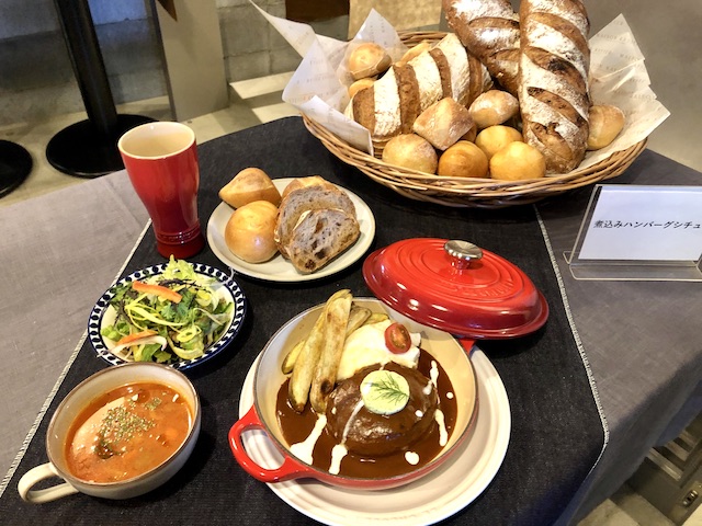 最高の肉と焼き立てパンがコラボ！メゾンカイザー×ミート矢澤の「ミートカイザー」が渋谷にオープン