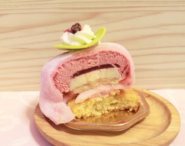東京・日本橋「四季菓子の店 HIBIKA」桜〜さくらと苺のケーキ〜（断面）