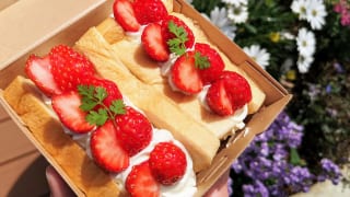 東京・恵比寿スチーム⽣⾷パン専⾨店「STEAM BREAD EBISU（スチームブレッド エビス）」あふれでるクリームの#フルーツスチパンサンドと花