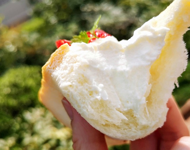 東京・恵比寿スチーム⽣⾷パン専⾨店「STEAM BREAD EBISU(スチームブレッド エビス)」あふれでるクリームの#フルーツスチパンサンドのクリーム