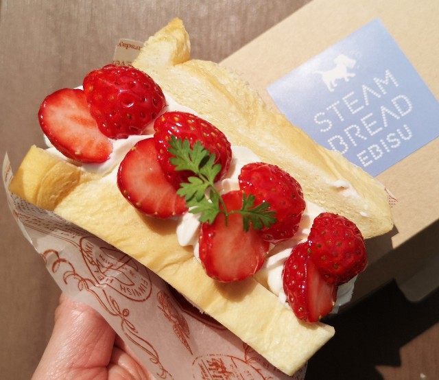 東京・恵比寿スチーム⽣⾷パン専⾨店「STEAM BREAD EBISU（スチームブレッド エビス）」あふれでるクリームの#フルーツスチパンサンドと持ち帰り箱