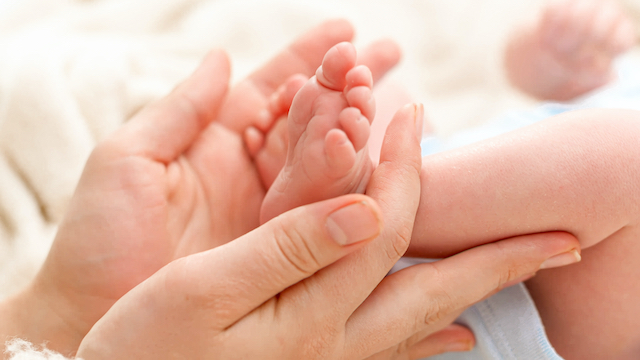 赤ちゃんと女性の手