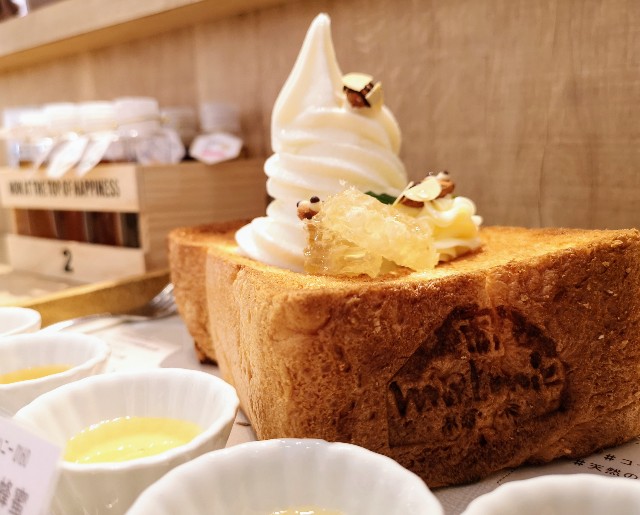 京都府・蜂蜜専門店「ミールミィ三条本店」13種類の蜂蜜食べ比べ　ミールミィの贅沢ハニートースト（2階で焼かれる食パン）