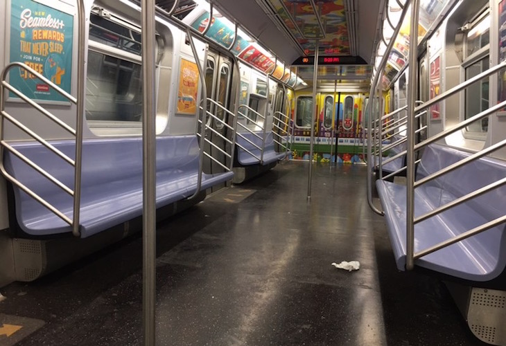 2020年4月 乗客がいないNYC地下鉄車両　