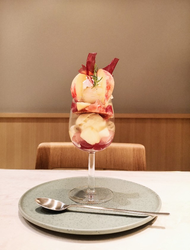 東京都中央区・フルーツコース専門店「Beauty Connection Ginza Fruits Salon（ビューティーコネクション銀座 フルーツサロン）」桃のフルコース（パフェ）