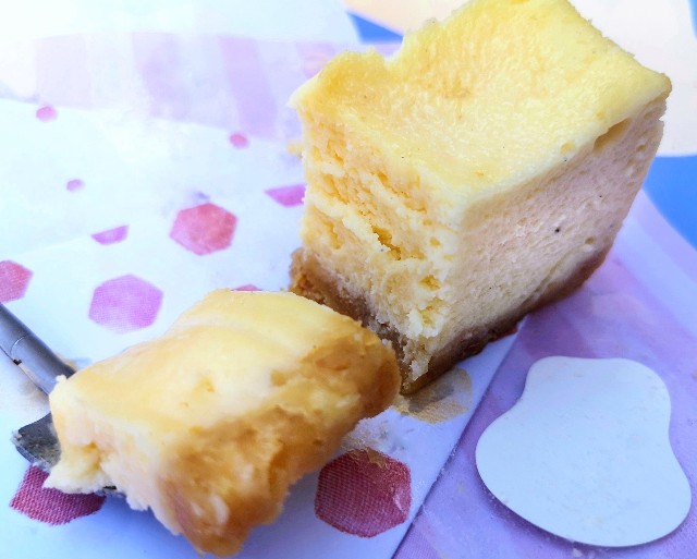東京都渋谷区・「チーズころん by BAKE CHEESE TART 渋谷 東急フードショー店」ころんとチーズテリーヌ3
