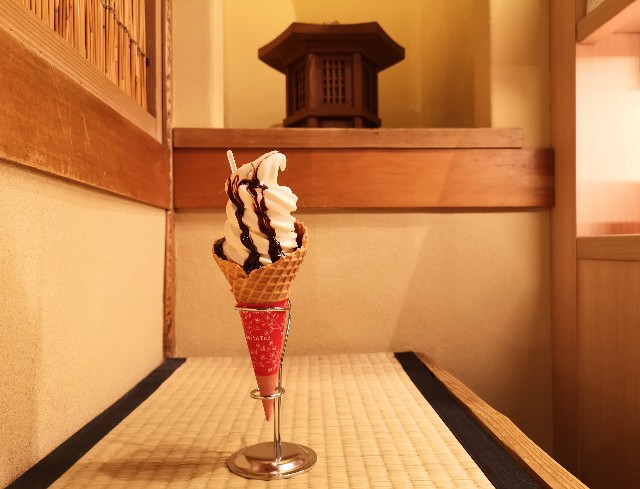 奈良県奈良市・「奈良みやげ横丁」濃厚ソフトクリーム・チョコレートソーストッピング