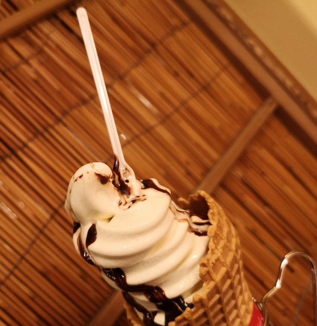 奈良県奈良市・「奈良みやげ横丁」濃厚ソフトクリーム・チョコレートソーストッピング2