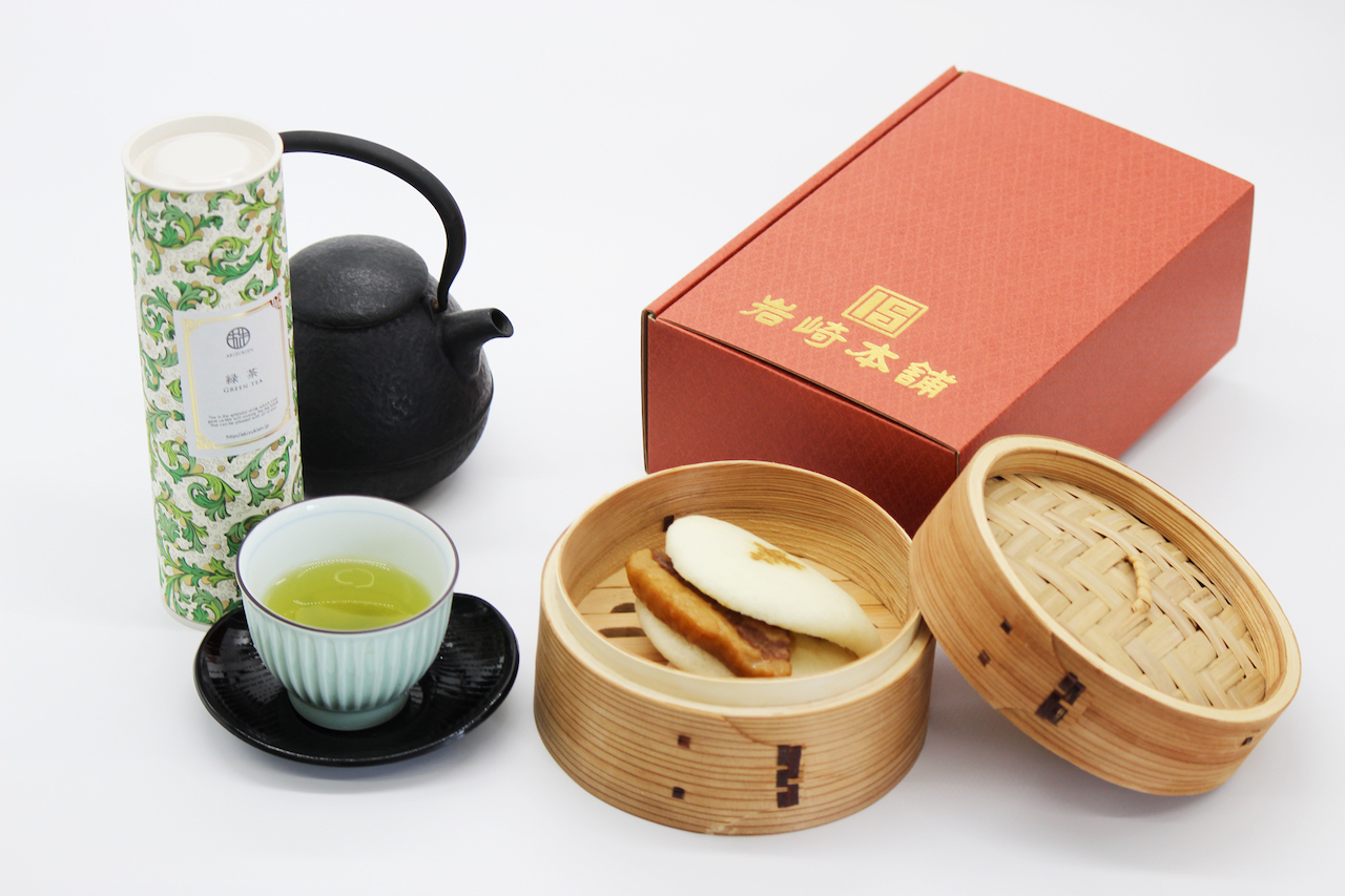 岩崎本舗長崎角煮まんじゅうと緑茶のセットイメージ