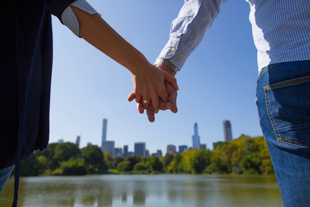 ニューヨーク・セントラルパークで手をつなぐカップル