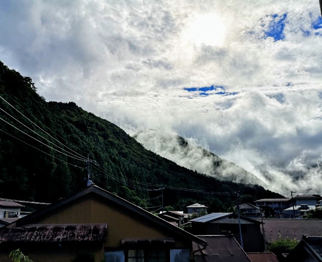 奈良県吉野郡・「花あかりの宿 柳屋」部屋からの山の眺め